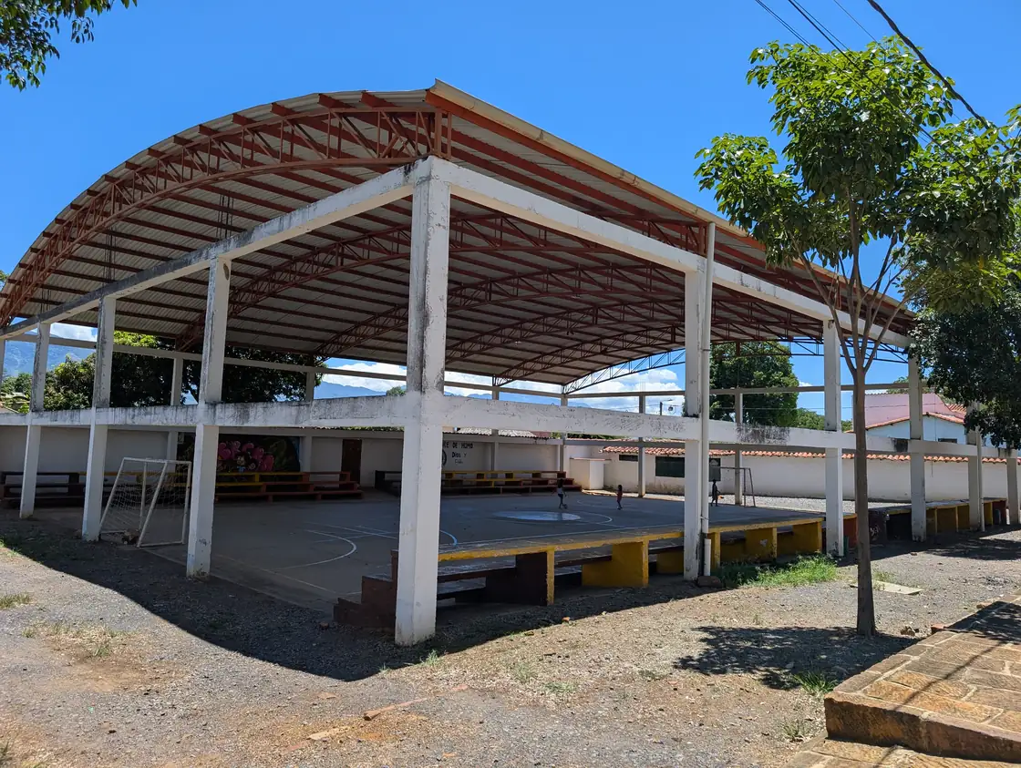 La cancha comunitaria cubierta que usa Pedalea con Conciencia en Cabrera