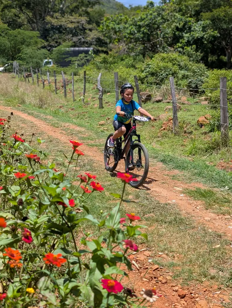 Una ciclista de Pedalea con Conciencia recorre un sendero rural cerca de Cabrera