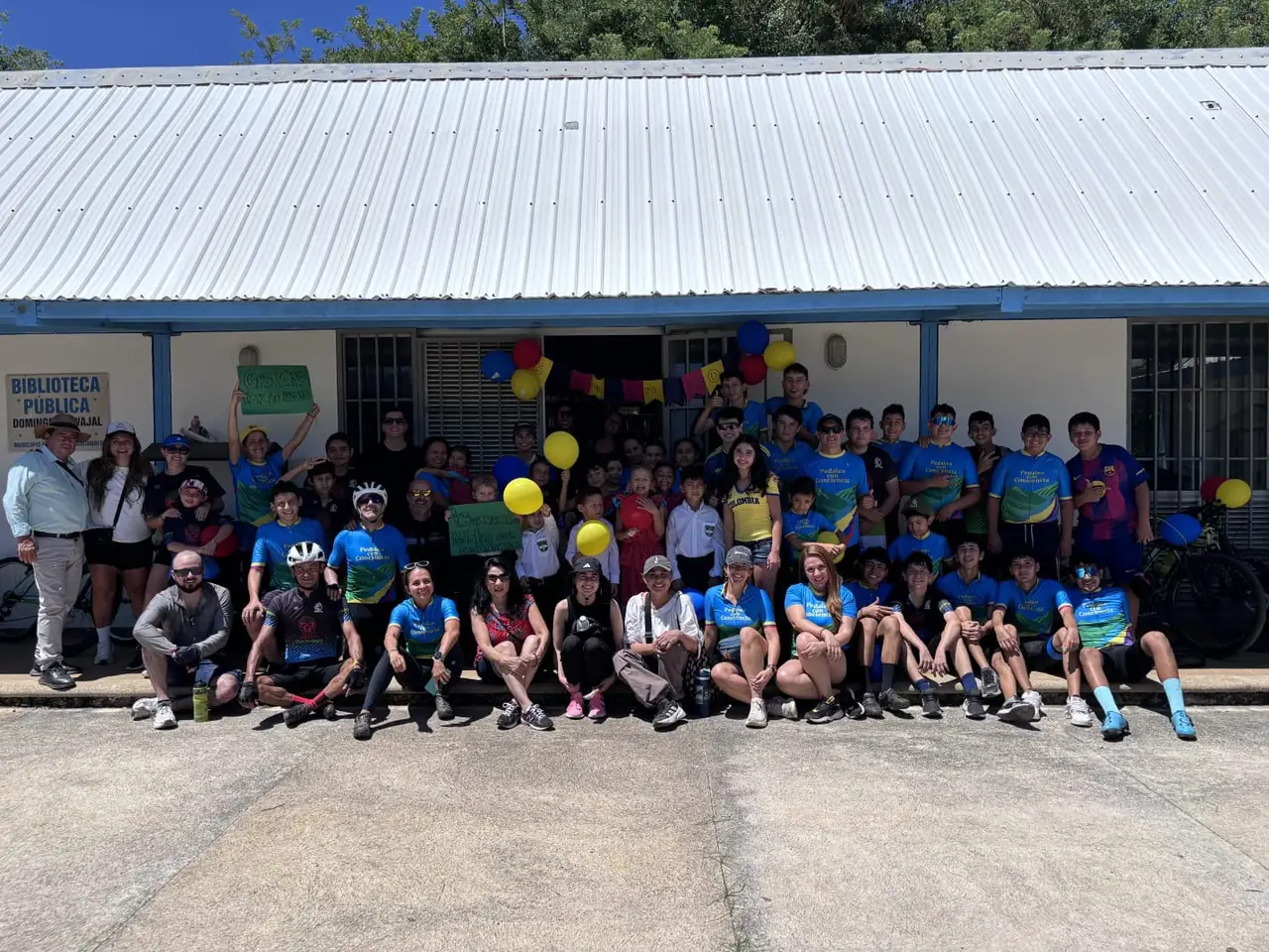 Participantes de Pedalea con Conciencia y miembros de la comunidad reunidos en Cabrera