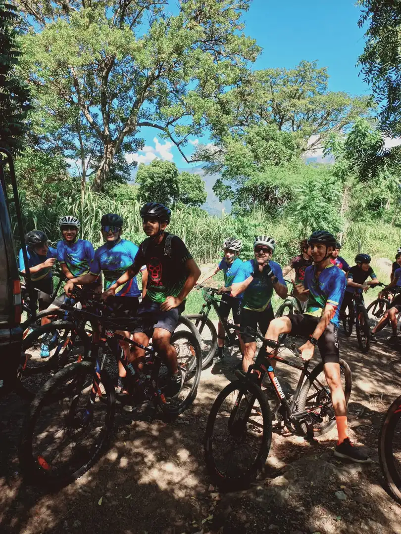 Jóvenes ciclistas de Pedalea con Conciencia recorren juntos un sendero boscoso cerca de Cabrera