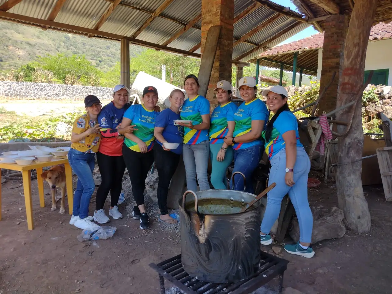 Miembros de la comunidad de Caminos Nativos preparan una comida compartida en Cabrera