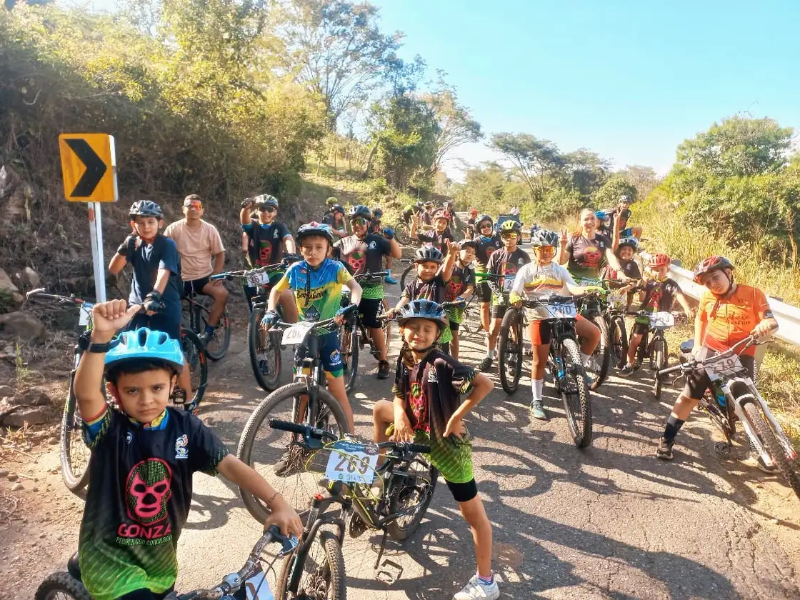 Pedalea con Conciencia riders gathered with their bicycles on a road near Cabrera