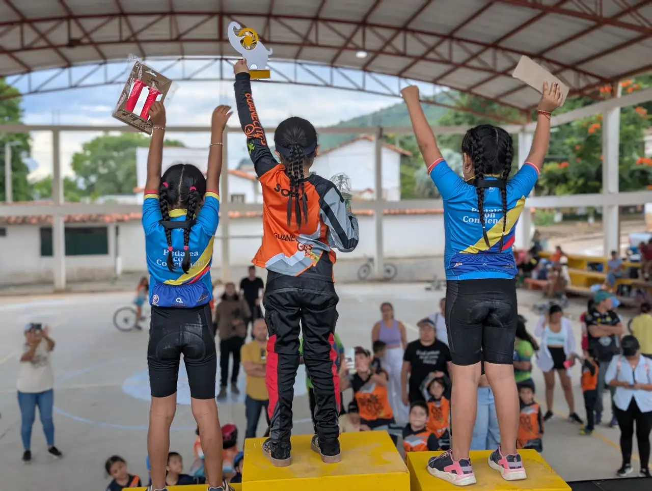 Participantes de Pedalea con Conciencia celebran juntos en un evento comunitario en Cabrera