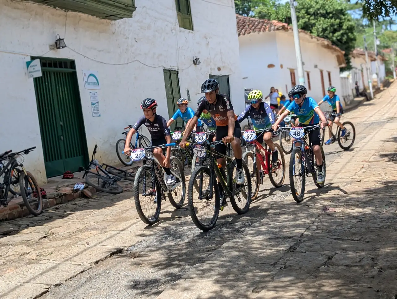 Jóvenes ciclistas de Pedalea con Conciencia salen juntos por Cabrera