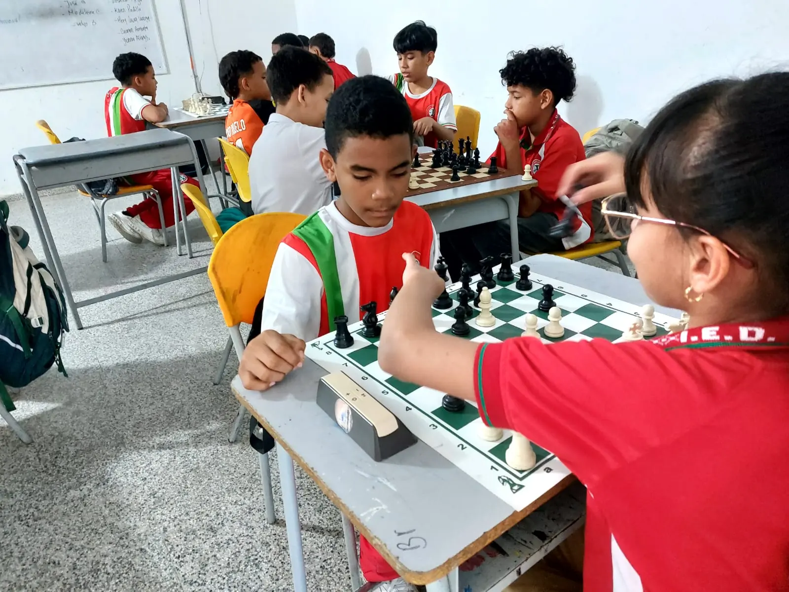 Estudiantes juegan ajedrez durante una sesión de Más allá del tablero en Santa Marta