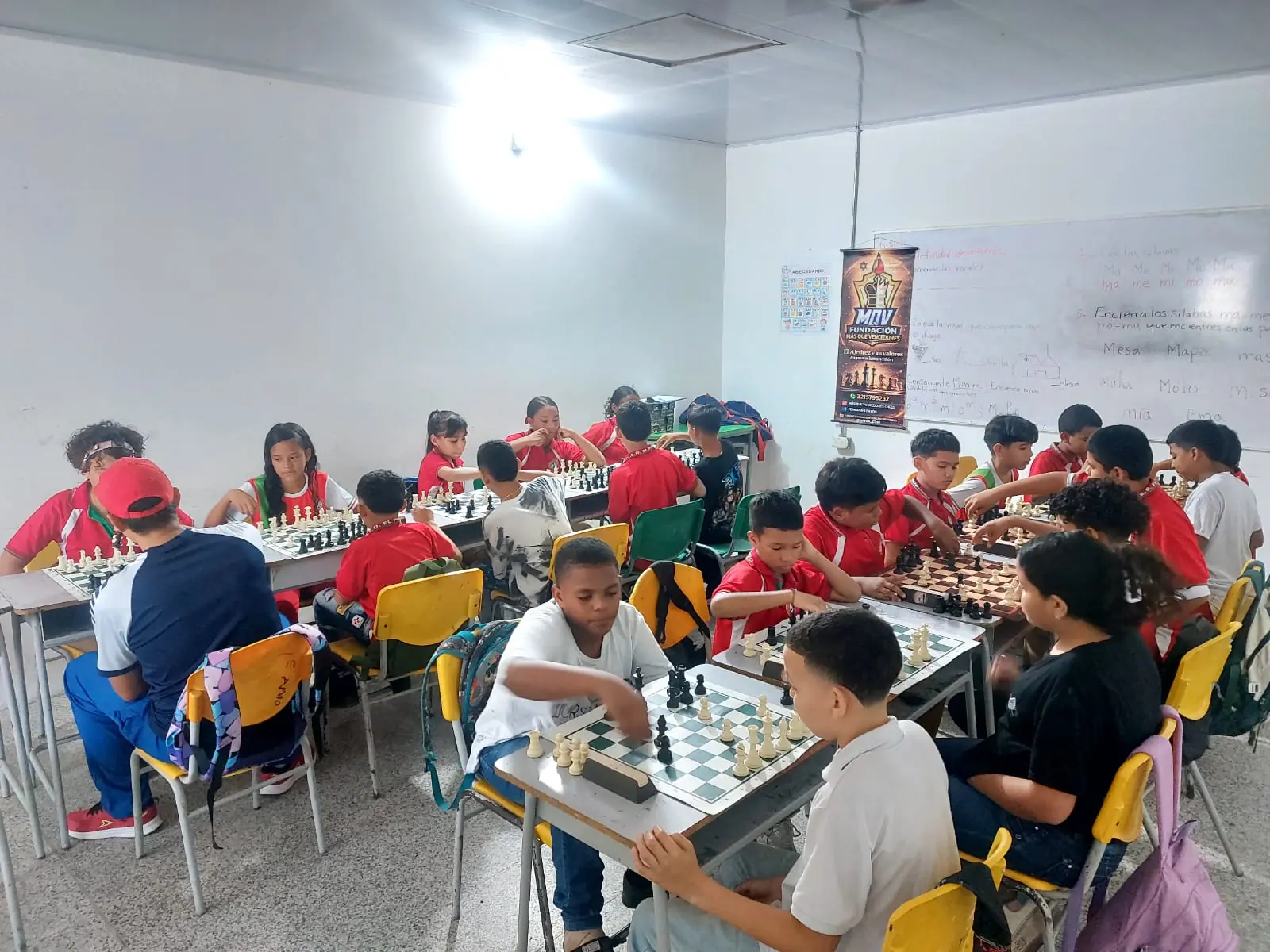 Un salón de estudiantes practica ajedrez en grupo en Santa Marta