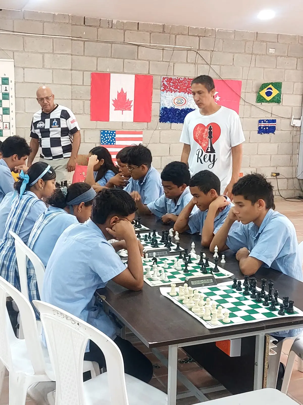 Estudiantes concentrados en sus partidas durante una sesión de Más allá del tablero en Santa Marta