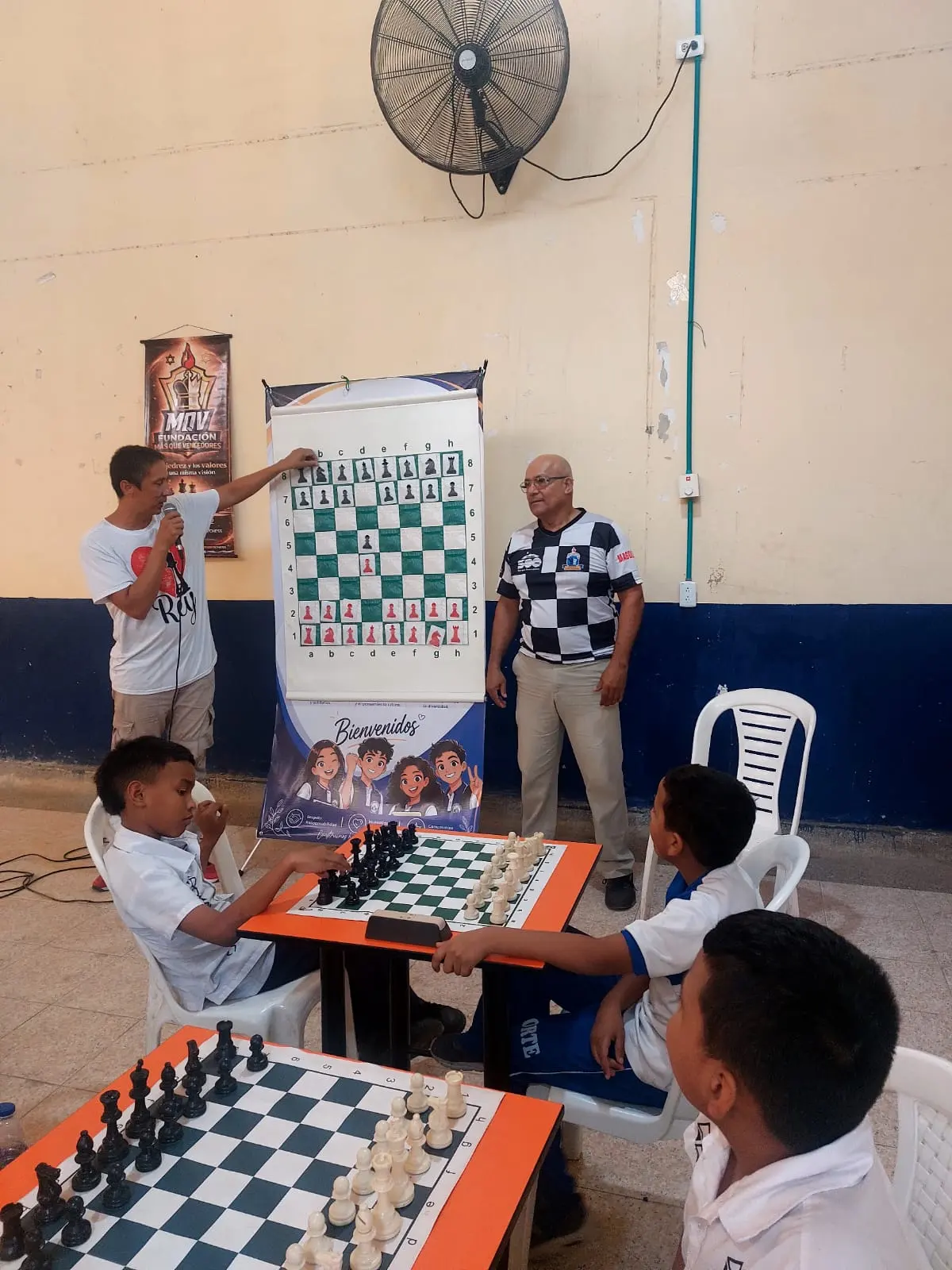 Instructores de ajedrez acompañan una sesión escolar de Más allá del tablero en Santa Marta
