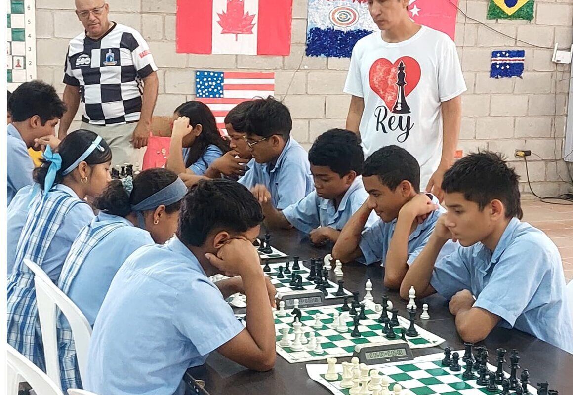 Fernando Pavón leading a chess session with students in Santa Marta